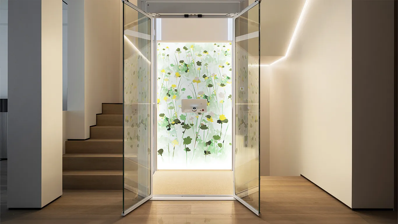 Aritco HomeLift terintegrasi dalam desain interior rumah modern sebagai bagian dari perencanaan lift rumah.